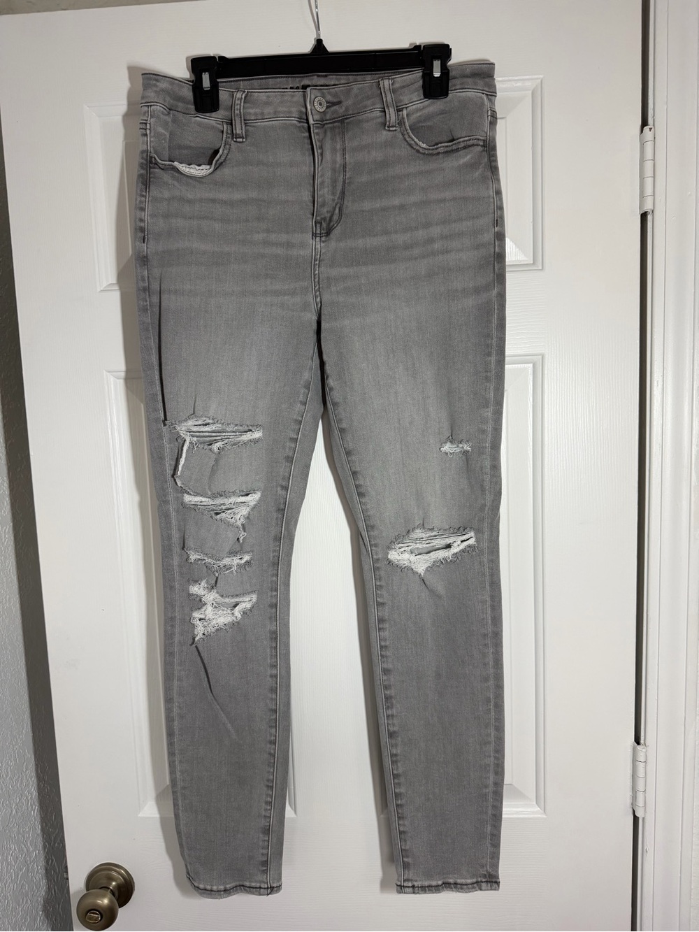 American Eagle Outfitters Gray Distressed Skinny Jeans